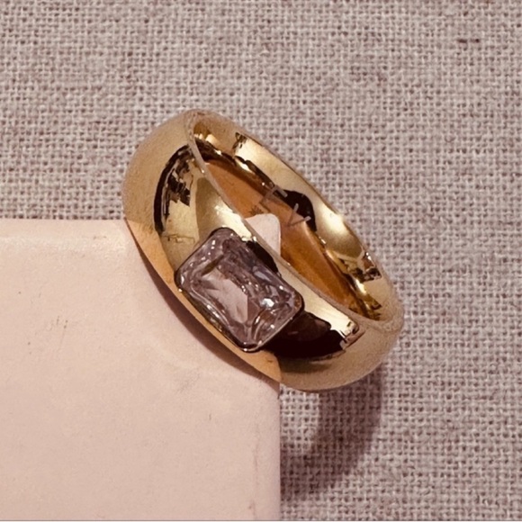 Ellie Vail | Ring | Donut Band with Center Stone - Picture 3 of 13